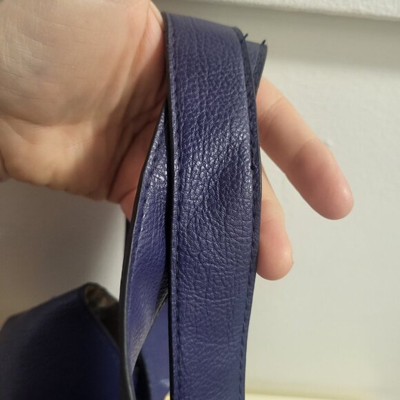 Large Deep NavySophisticated and Spacious!  Pebbled Tote - Gold Hardware - Picture 7 of 13